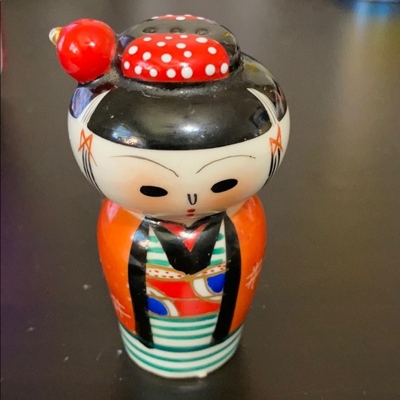Vintage Kokeshi Doll Ceramic S/P Shakers - Picture 4 of 5